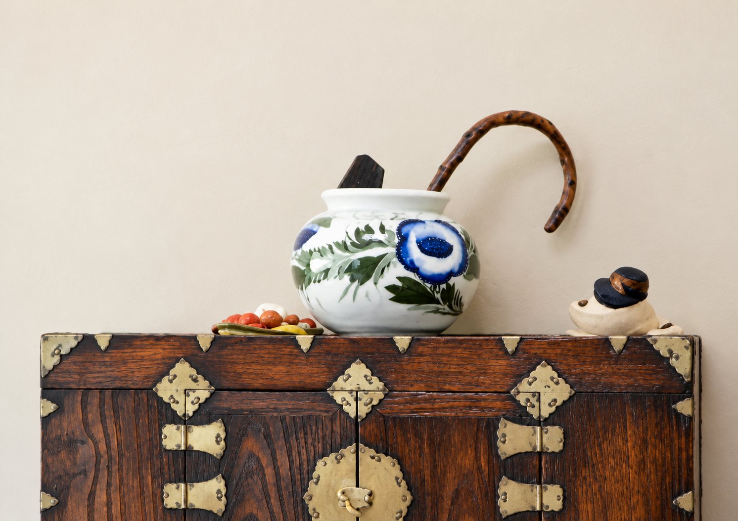 거실의 반닫이와 도자기 · A Korean chest and ceramic jar in the living room