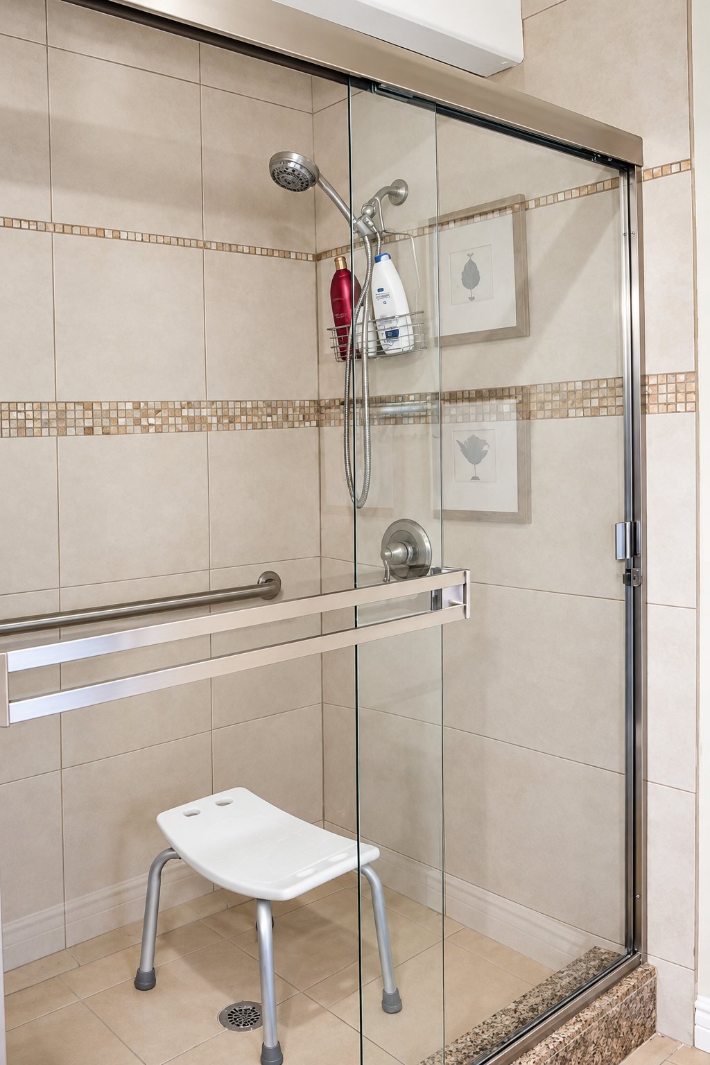 샤워 의자가 있는 샤워실 · Shower with a shower chair